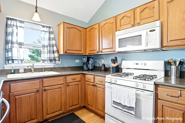 $317,500 | 2019 Aspen Drive, Woodstock, IL 60098