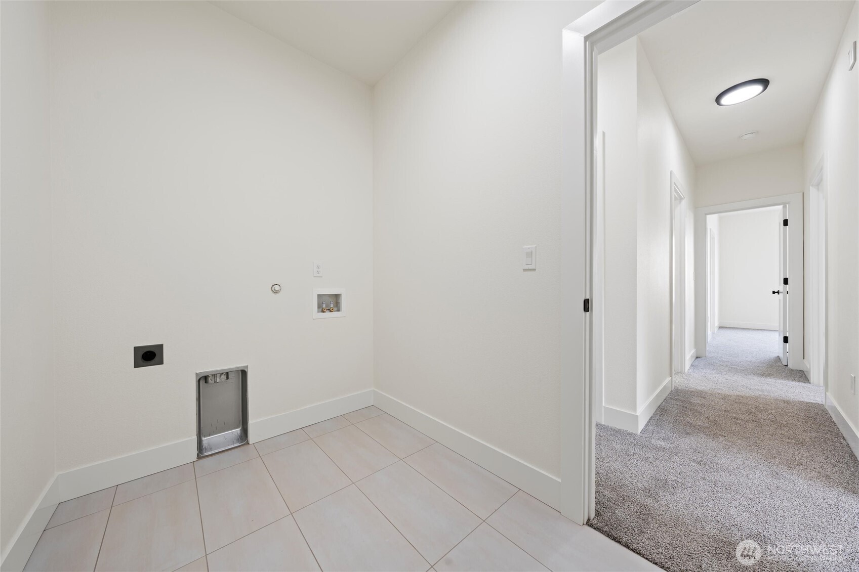 1154 E Mount Othello, WA 99344 - Photo 17 of 33 a view of a livingroom with an empty space
