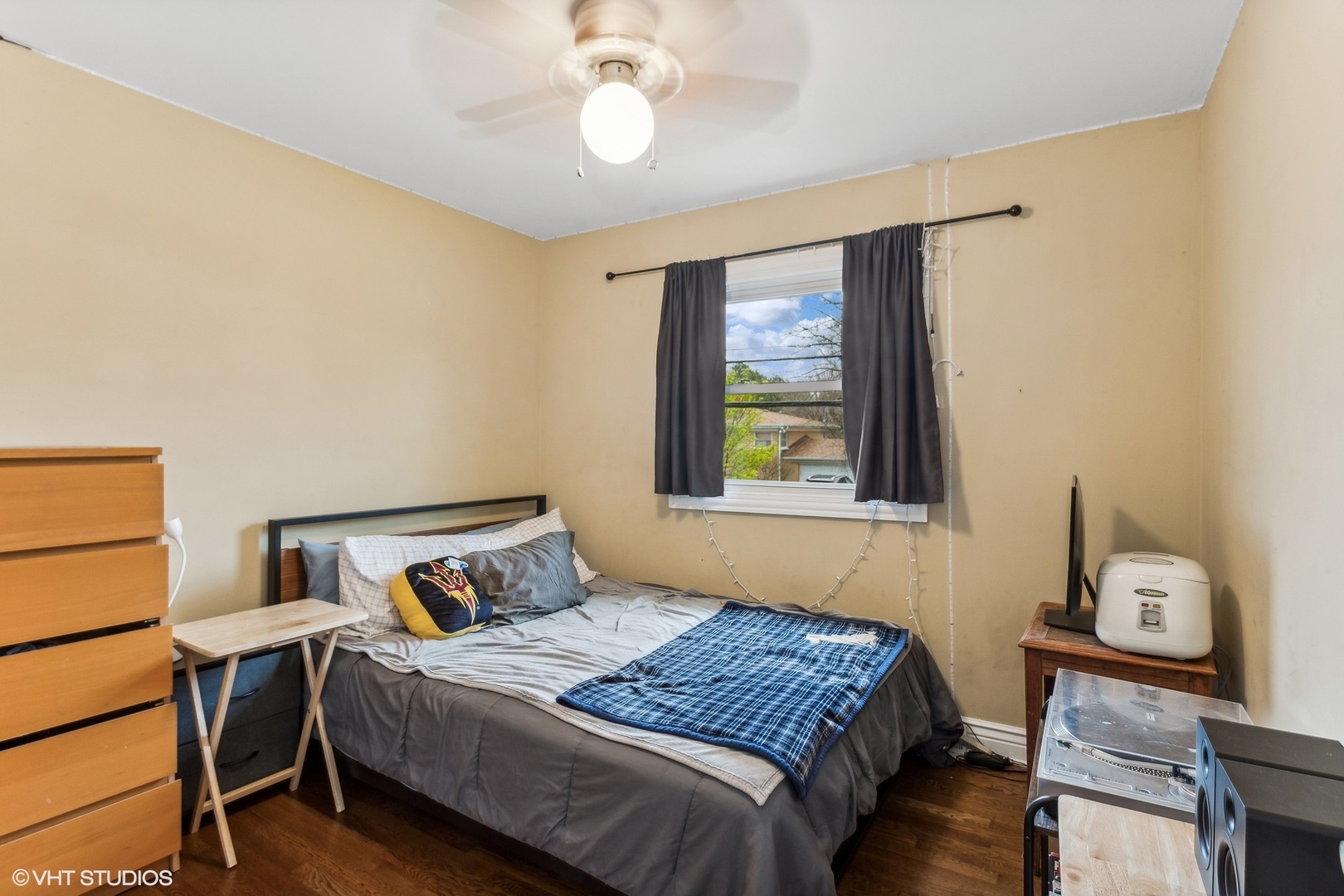 9001 East Prairie Road Evanston, IL 60203 - Photo 11 of 19 a bedroom with a bed and a window