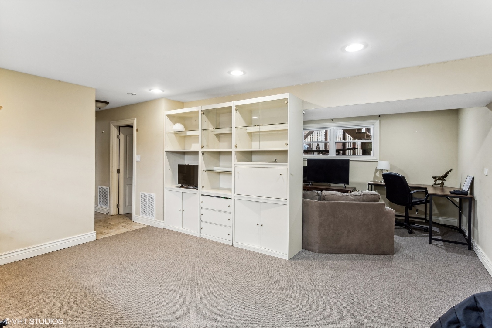 9001 East Prairie Road Evanston, IL 60203 - Photo 14 of 19 a view of workspace with furniture and cabinet