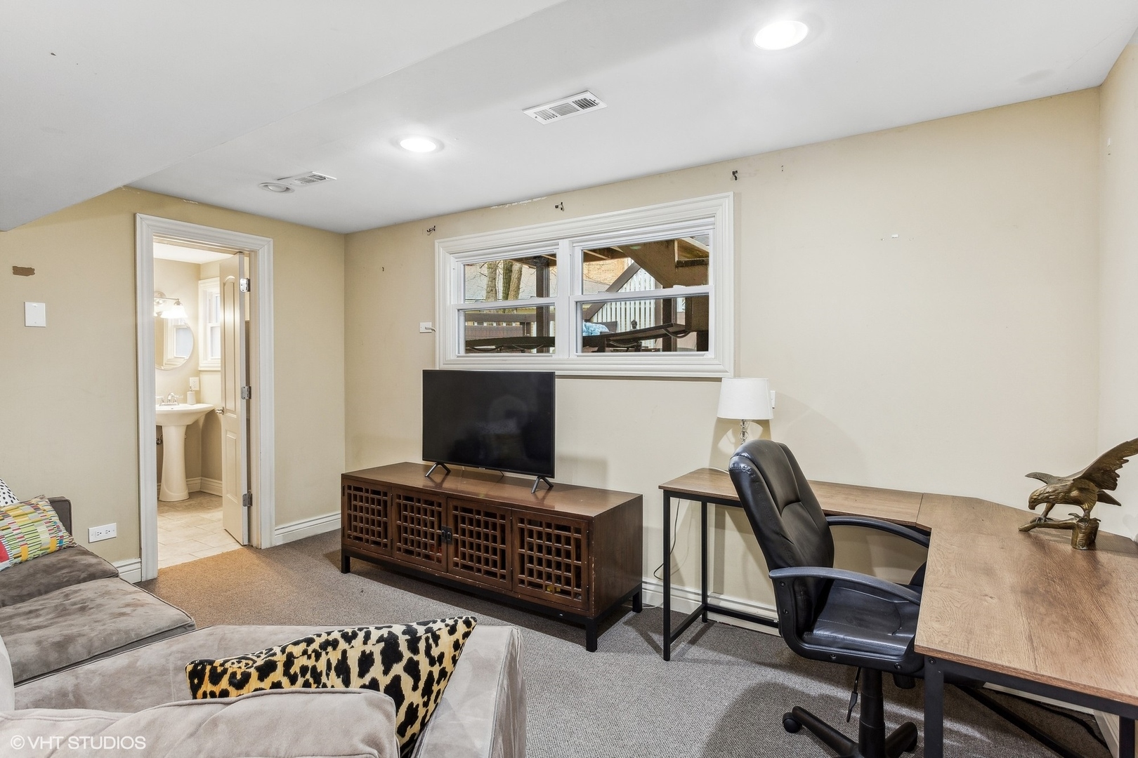 9001 East Prairie Road Evanston, IL 60203 - Photo 15 of 19 a living room with furniture and a flat screen tv