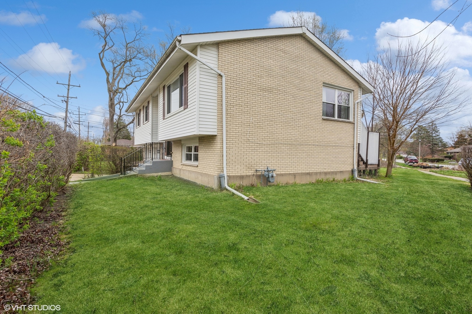 9001 East Prairie Road Evanston, IL 60203 - Photo 18 of 19 a front view of house with yard