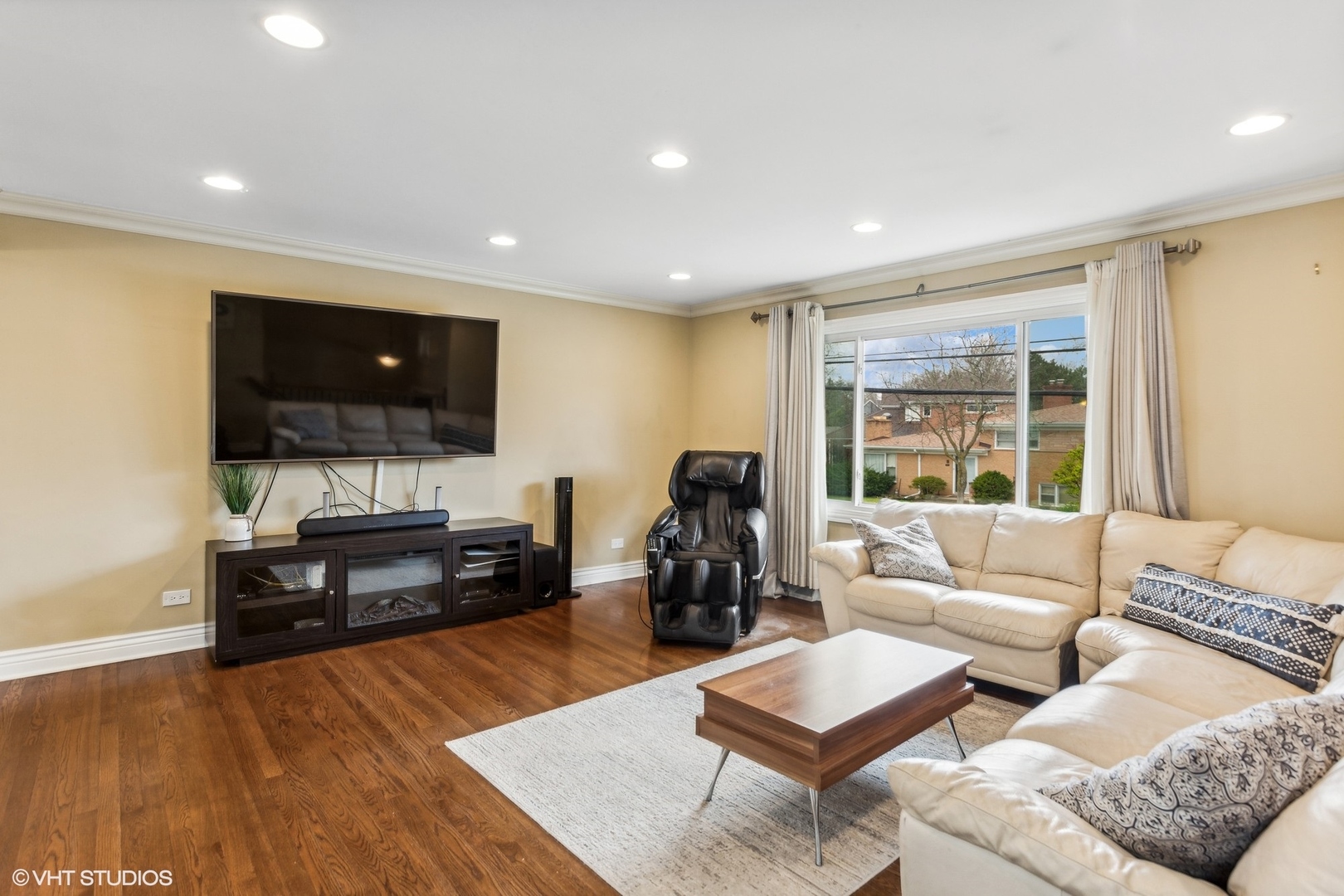 9001 East Prairie Road Evanston, IL 60203 - Photo 2 of 19 a living room with furniture and a flat screen tv