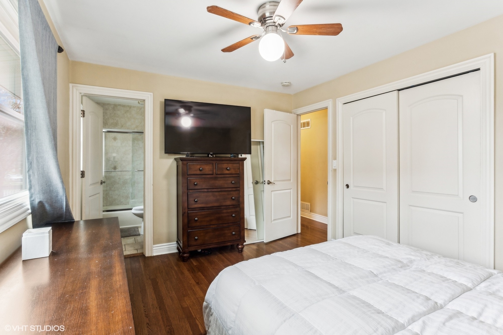 9001 East Prairie Road Evanston, IL 60203 - Photo 8 of 19 a bedroom with a bed and wooden floor