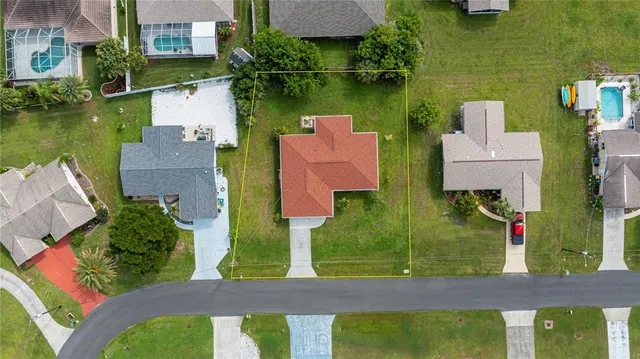 an aerial view of a house having lake view
