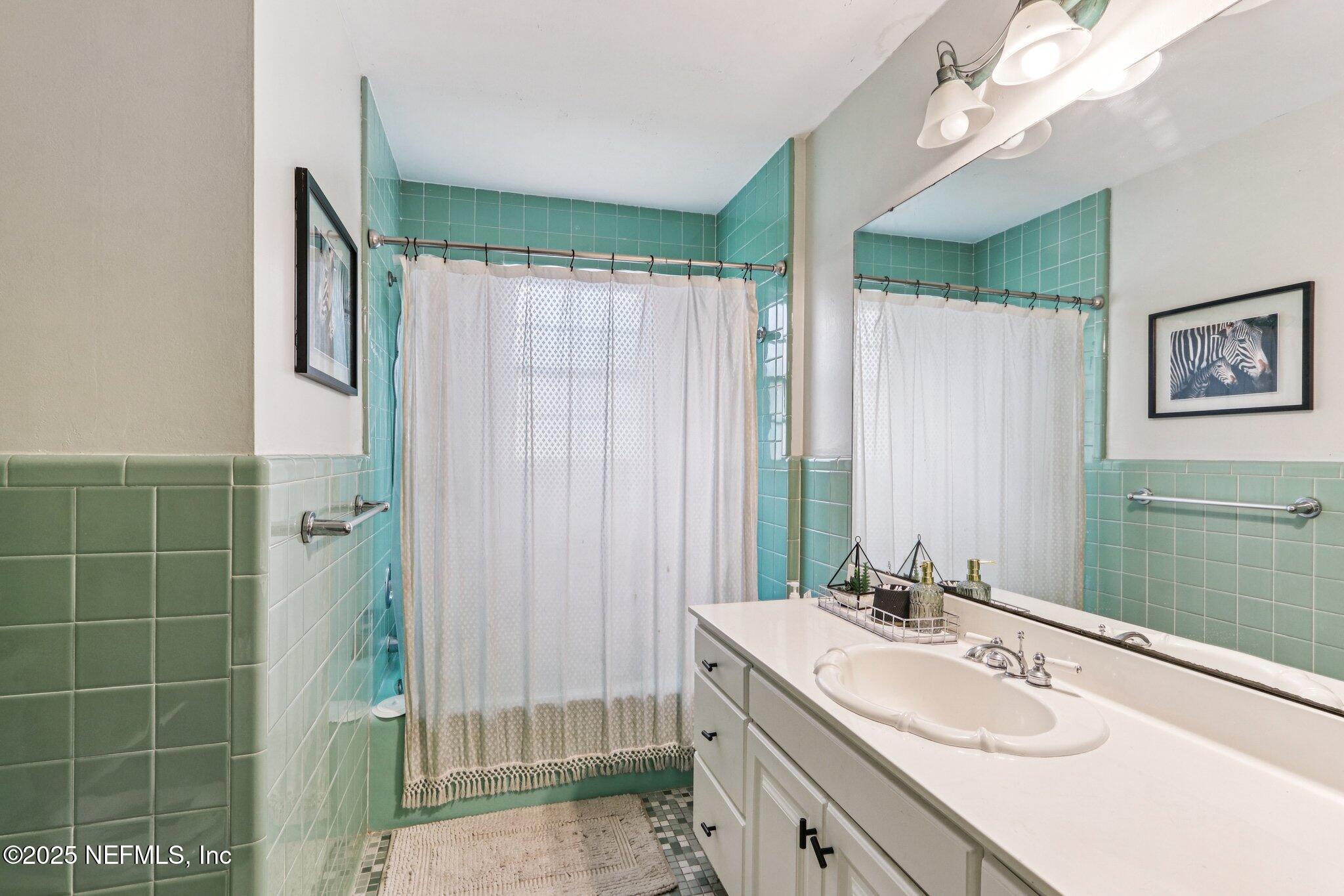 1168 Montevideo Road Jacksonville, FL 32216 - Photo 28 of 38 Hall Bathroom