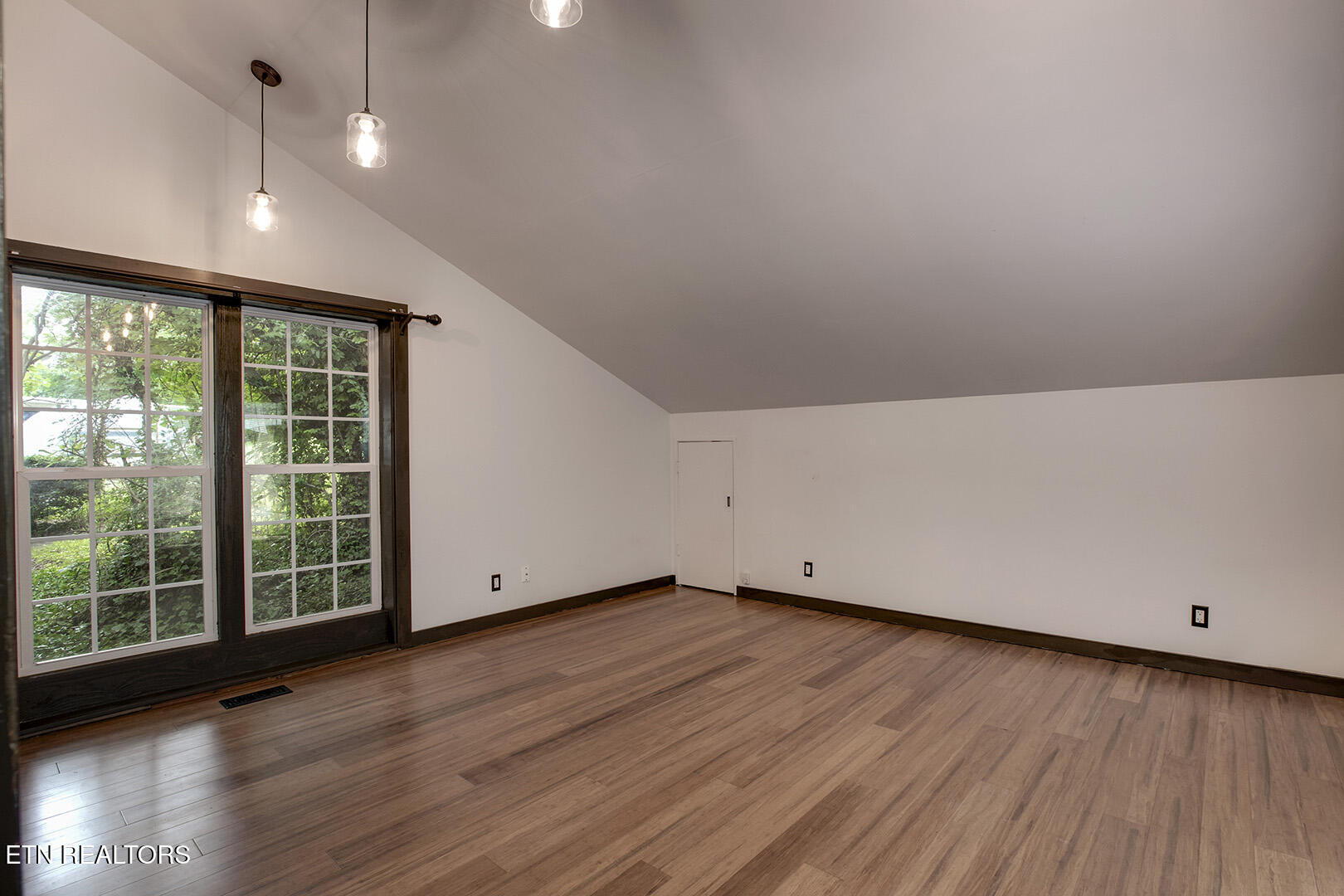 102 Oxford Road Oak Ridge, TN 37830 - Photo 39 of 59 39_OxfordRoad_102_MasterBedroom01