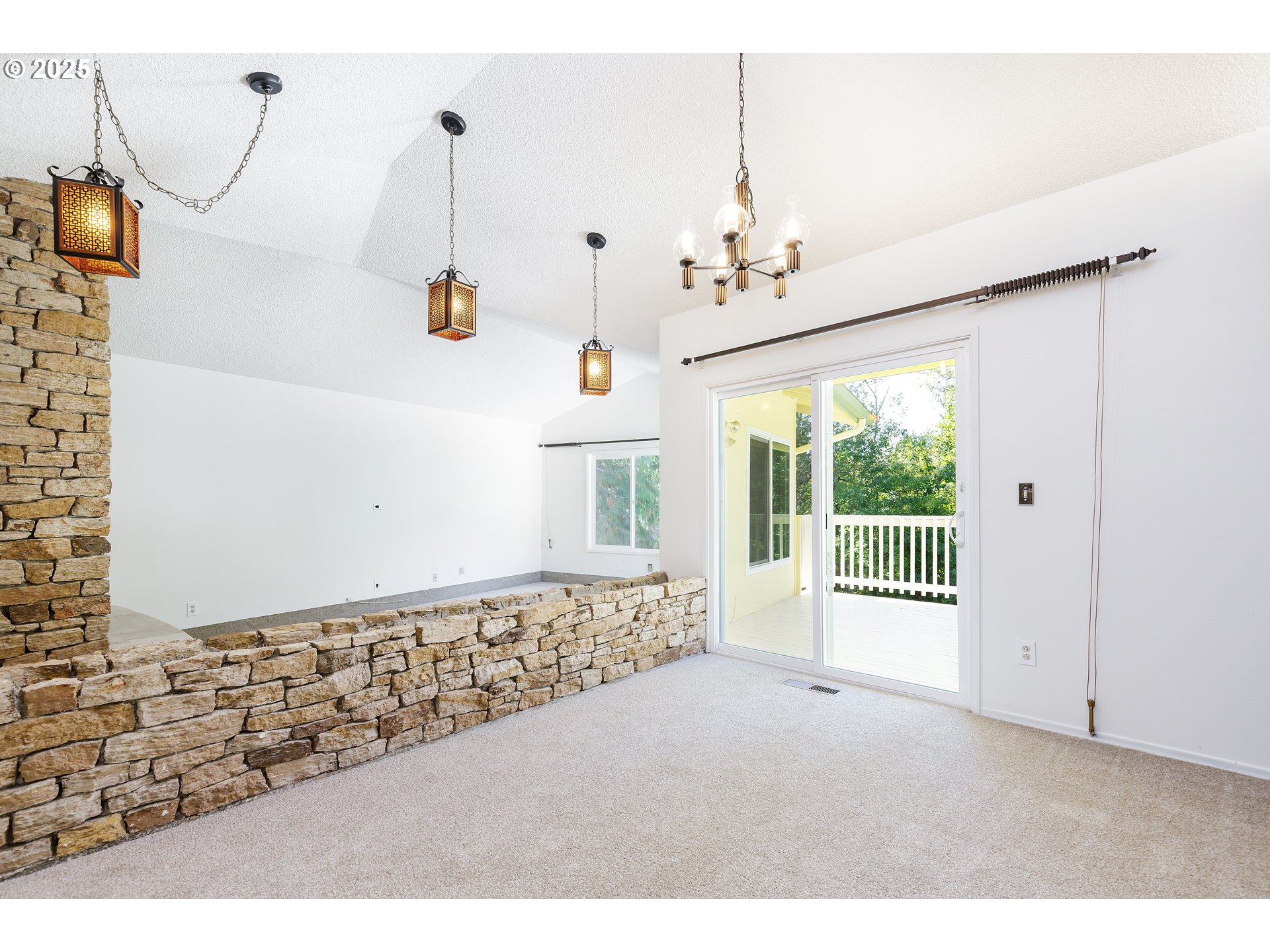 13895 Southeast Rust Way Damascus, OR 97089 - Photo 5 of 22 Living Room/Dining Room