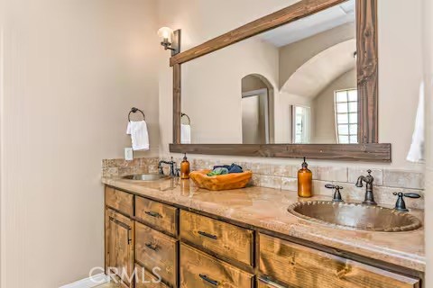 62398 Lilley Road Joshua Tree, CA 92252 - Photo 27 of 70 a bathroom with a sink and a mirror