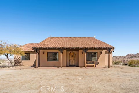 62398 Lilley Road Joshua Tree, CA 92252 - Photo 52 of 70 a front view of a house with a yard
