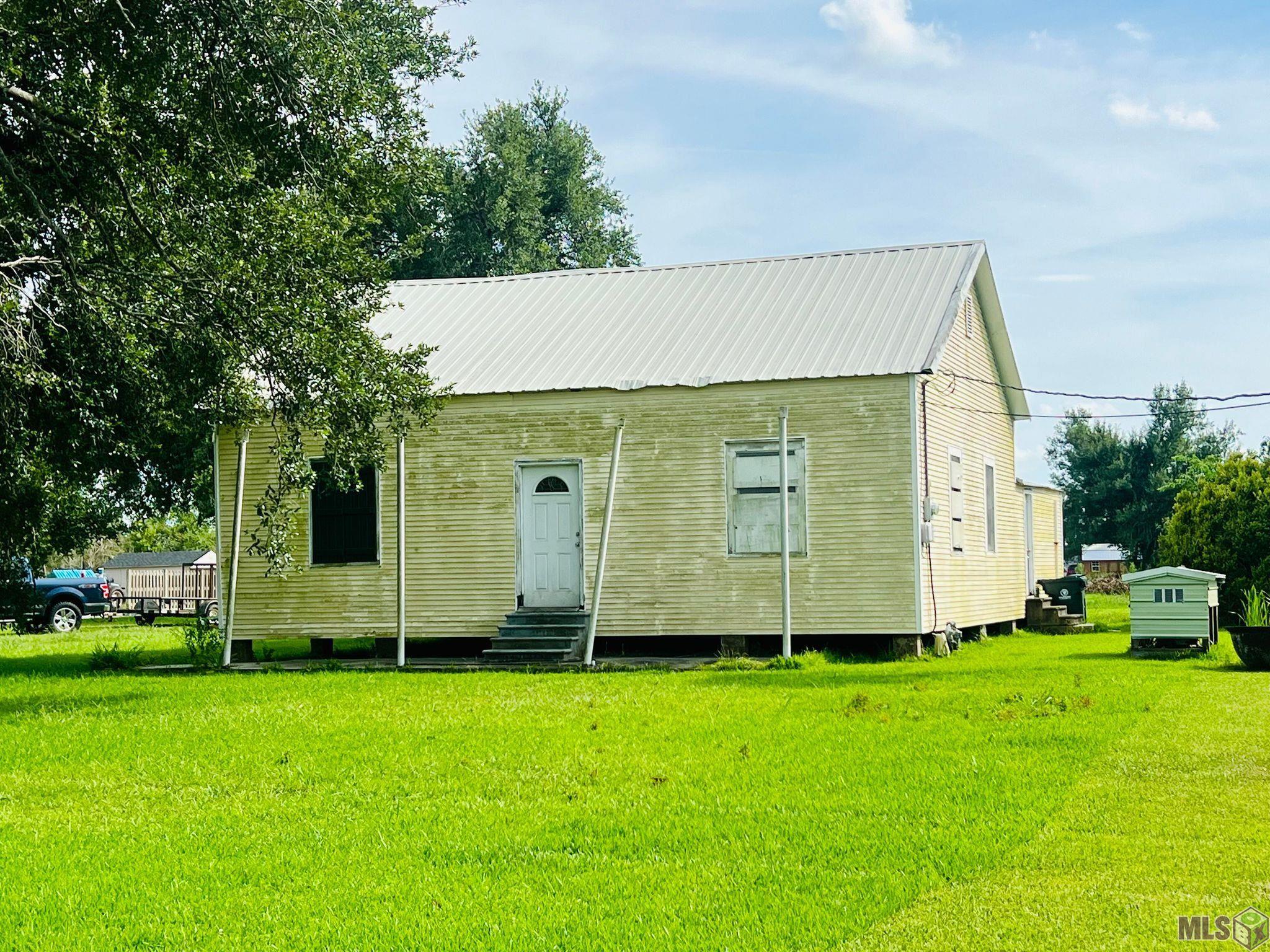 2015 Bayou Blue Road Houma, LA 70364 - Photo 2 of 14 Front View