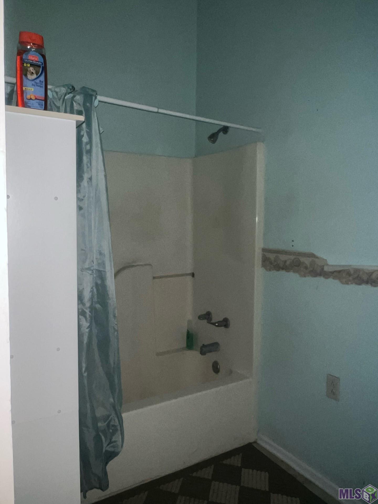 2015 Bayou Blue Road Houma, LA 70364 - Photo 10 of 14 Bathroom