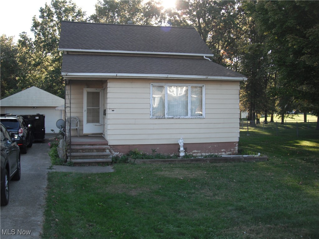 270 North Ridge Road Lorain, OH 44055 - Photo 1 of 24 Bungalow-style home featuring a front yard