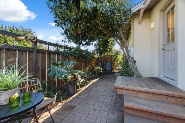 a view of a backyard