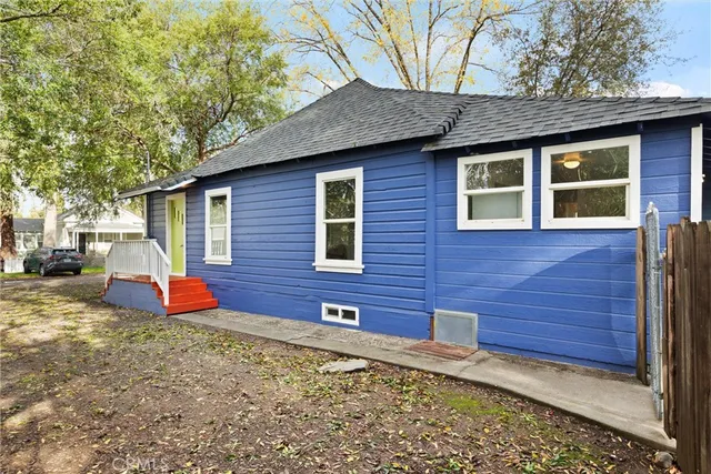 a view of a chairs in a backyard