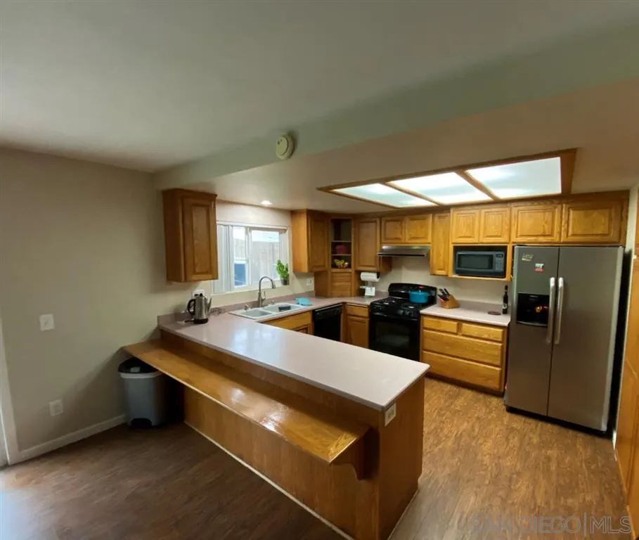 911 La Buena Vida Fallbrook, CA 92028 - Photo 4 of 24 a large room with kitchen view