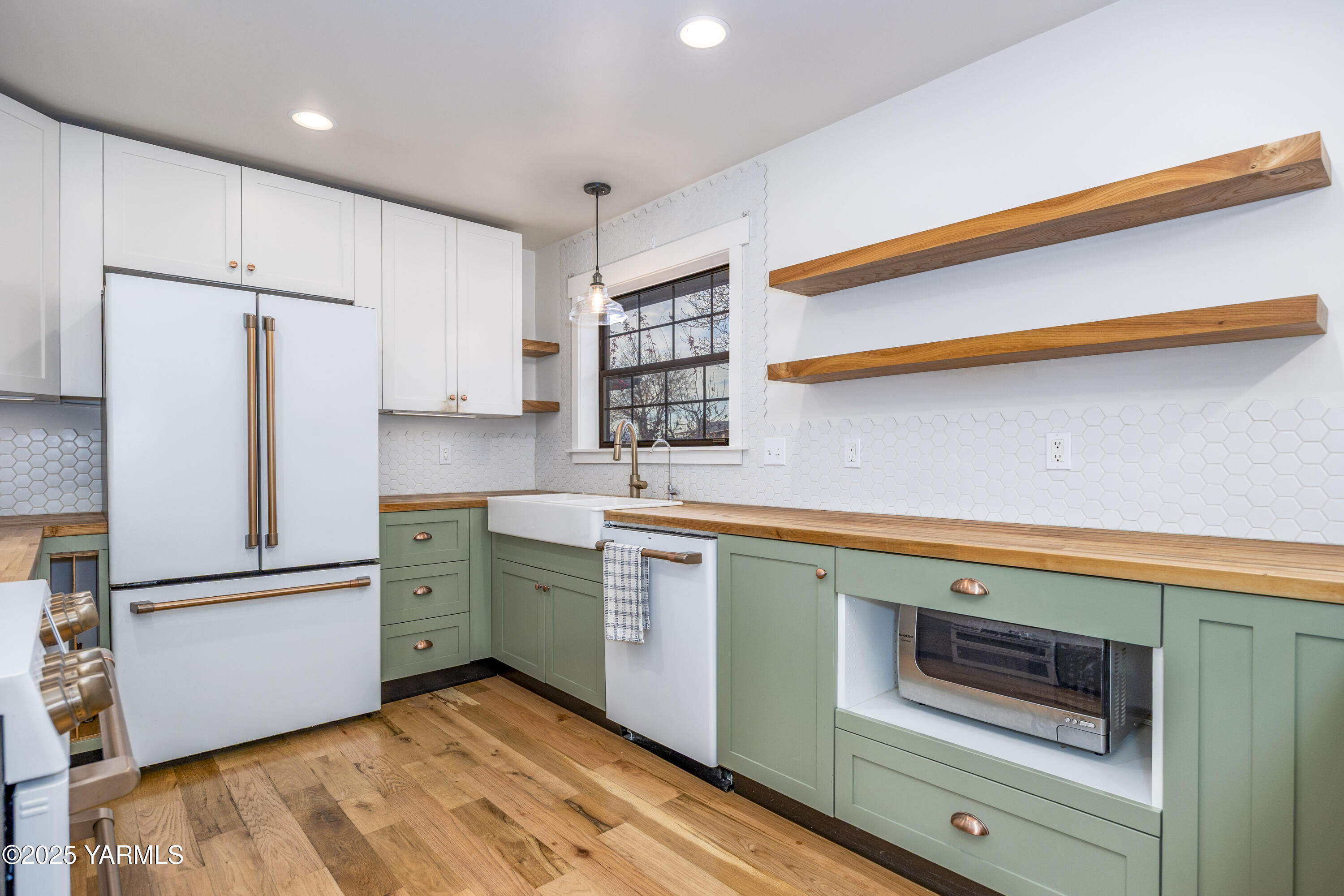 10240 Van Belle Road Sunnyside, WA 98944 - Photo 17 of 52 a kitchen with stainless steel appliances a stove and a refrigerator
