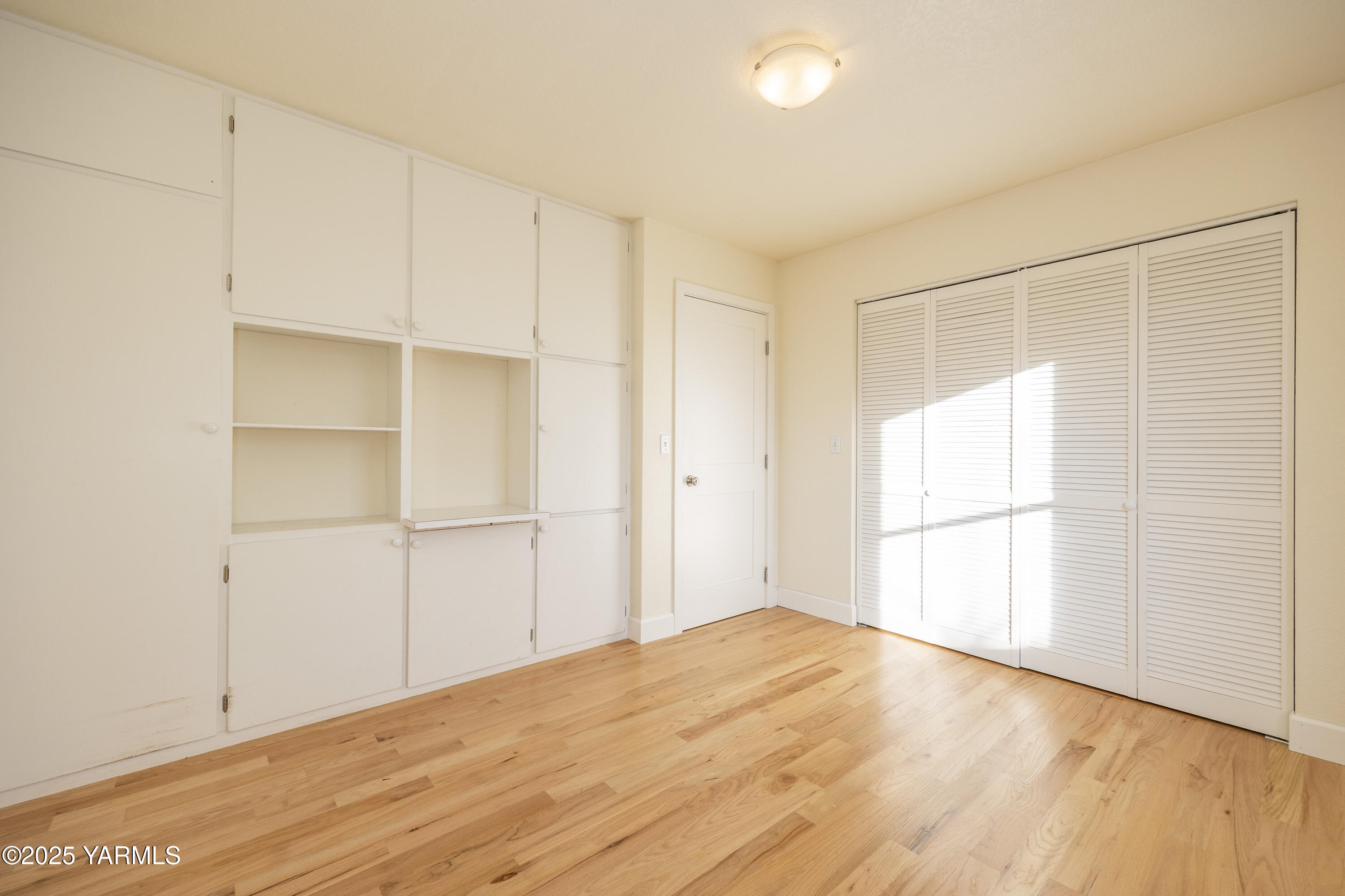 10240 Van Belle Road Sunnyside, WA 98944 - Photo 24 of 52 a view of empty room with wooden floor