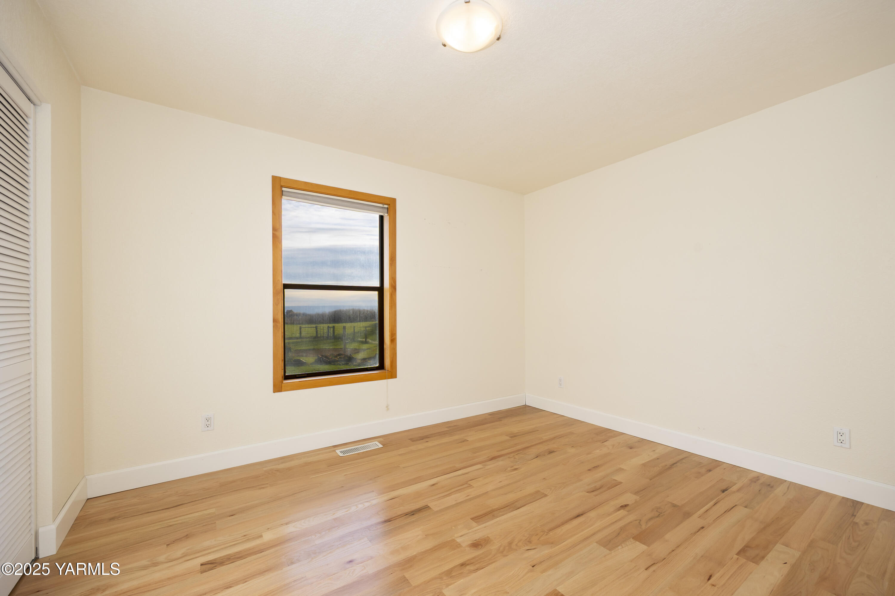 10240 Van Belle Road Sunnyside, WA 98944 - Photo 25 of 52 an empty room with a window