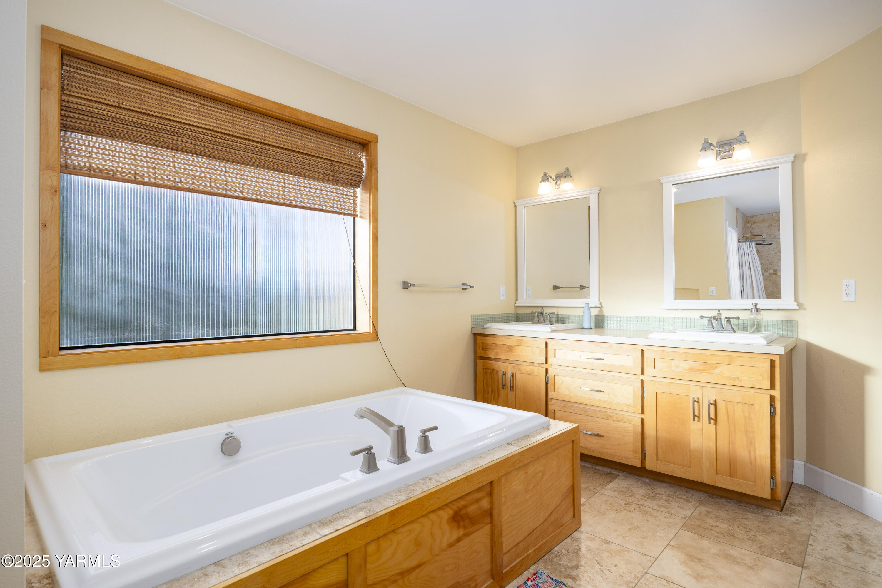 10240 Van Belle Road Sunnyside, WA 98944 - Photo 27 of 52 a bathroom with a tub sink and mirror