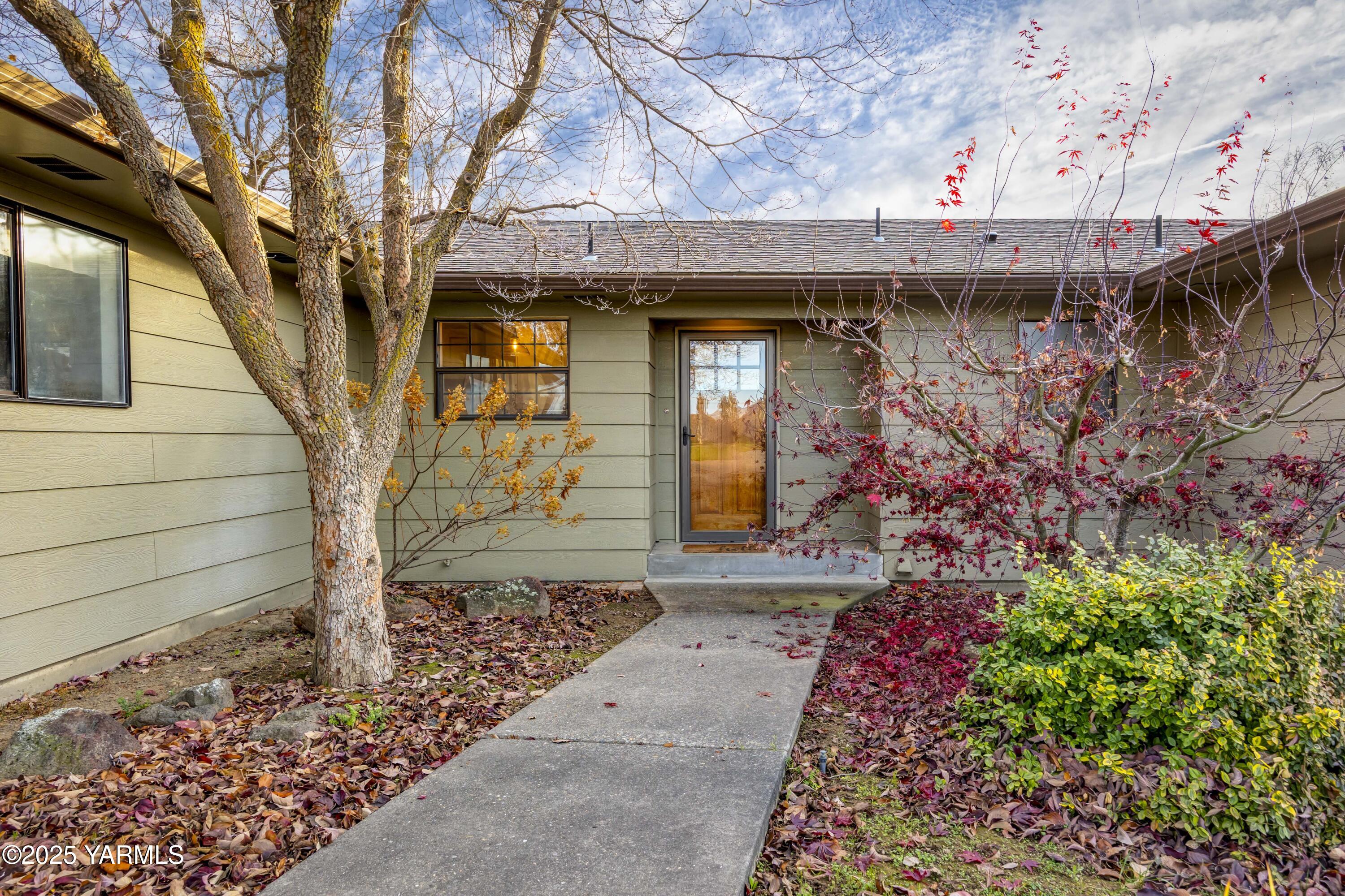 10240 Van Belle Road Sunnyside, WA 98944 - Photo 4 of 52 a view of a pathway with a tree