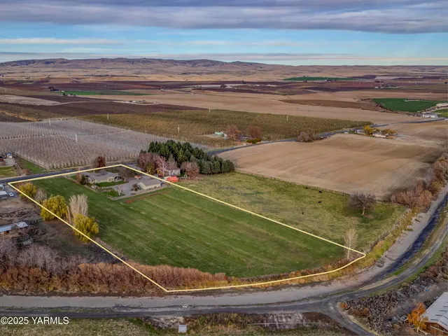 a view of a tennis court