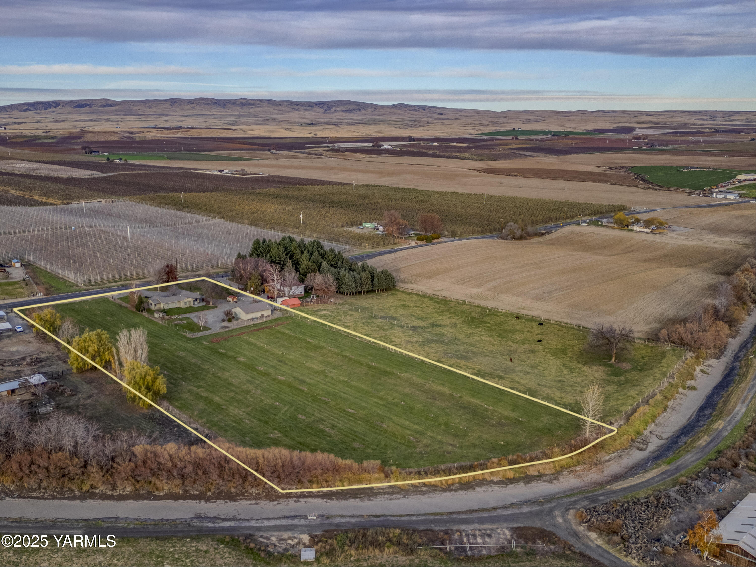 10240 Van Belle Road Sunnyside, WA 98944 - Photo 44 of 52 a view of a swimming pool with a yard