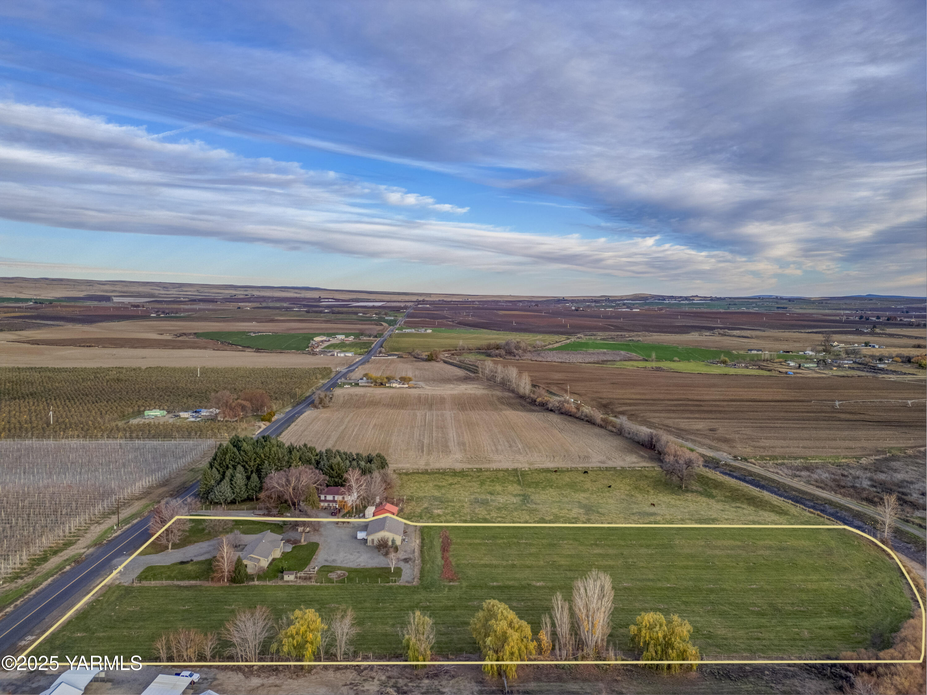 10240 Van Belle Road Sunnyside, WA 98944 - Photo 45 of 52 a view of a tennis court
