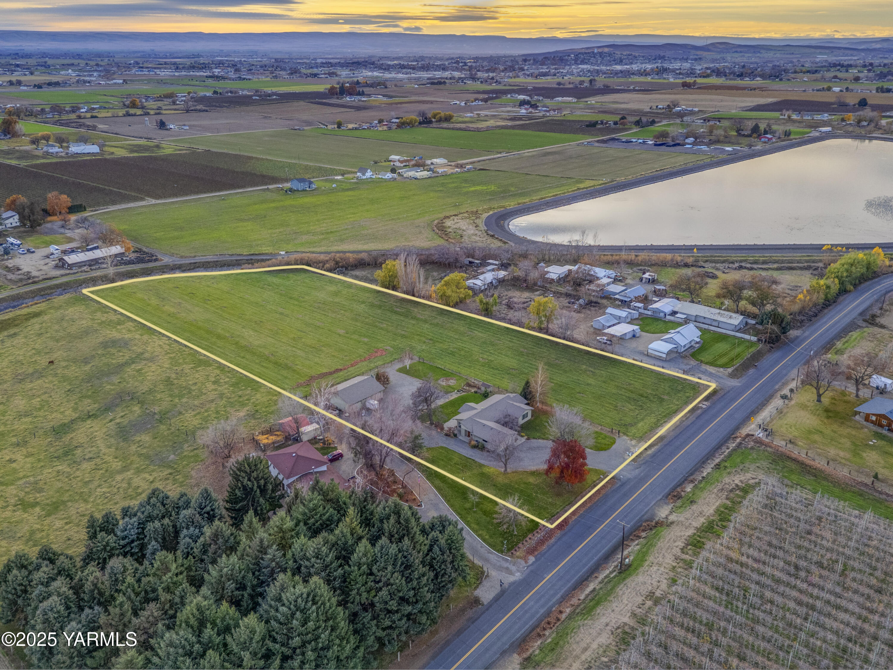 10240 Van Belle Road Sunnyside, WA 98944 - Photo 46 of 52 a view of a tennis court