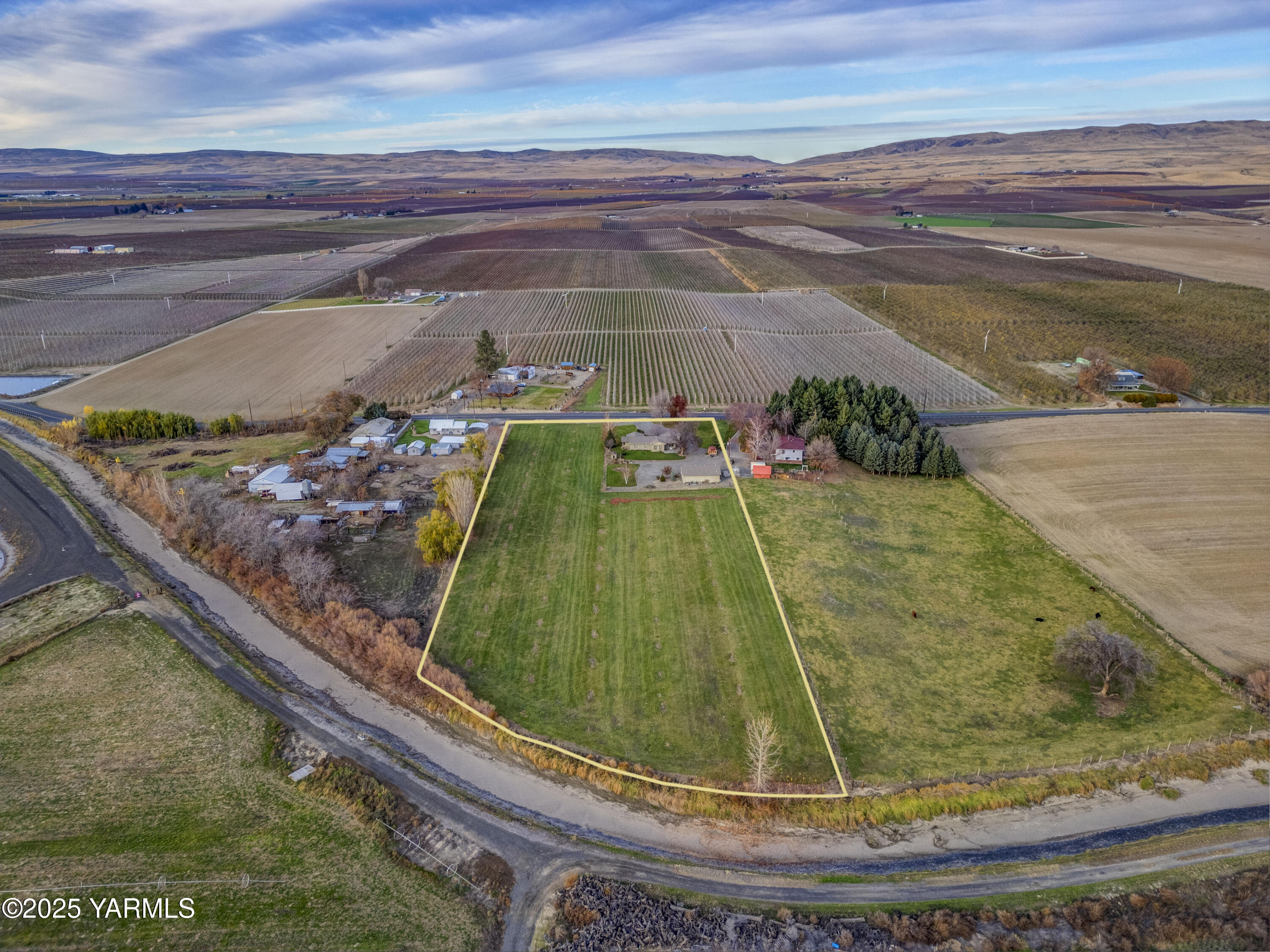 10240 Van Belle Road Sunnyside, WA 98944 - Photo 48 of 52 a view of swimming pool