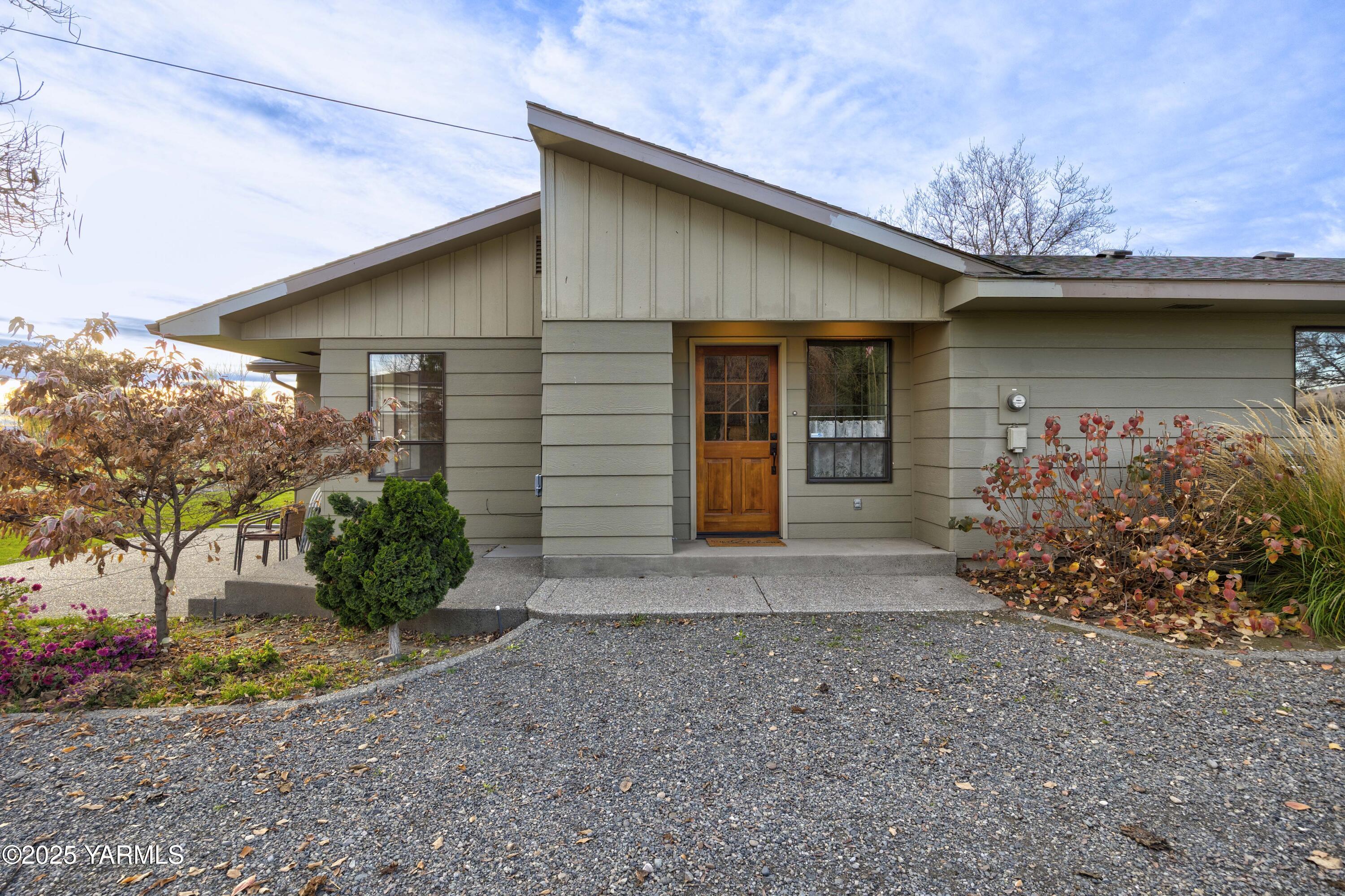 10240 Van Belle Road Sunnyside, WA 98944 - Photo 50 of 52 a front view of a house with garden