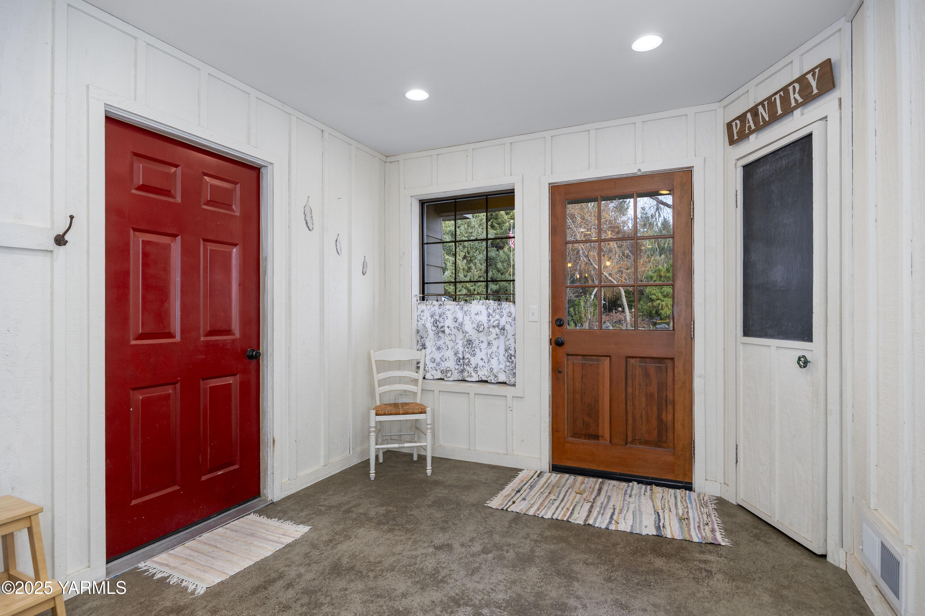 10240 Van Belle Road Sunnyside, WA 98944 - Photo 7 of 52 a view of an entryway with a livingroom
