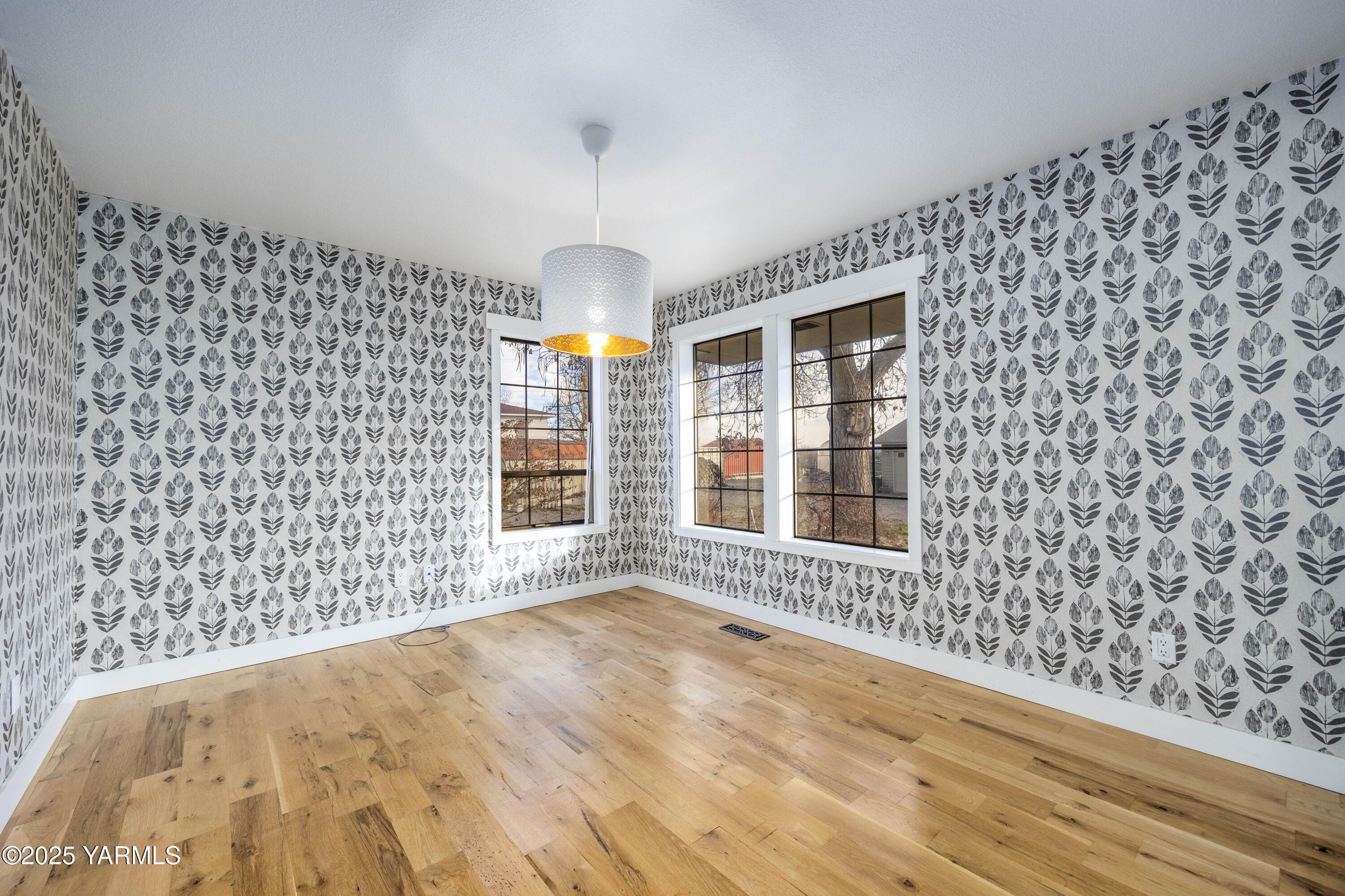 10240 Van Belle Road Sunnyside, WA 98944 - Photo 10 of 52 a view of an empty room and window
