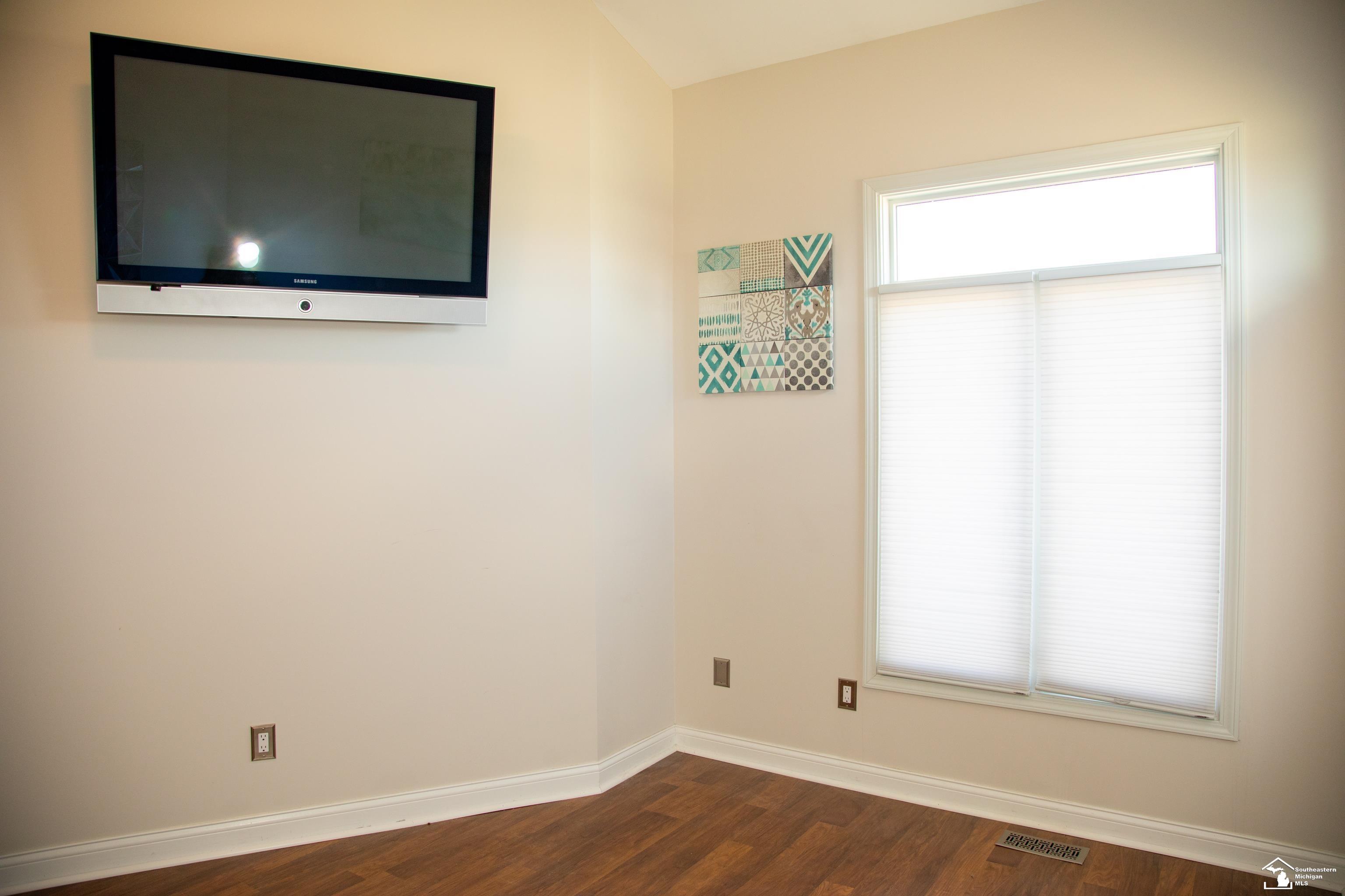 8901 Chinavare Road Newport, MI 48166 - Photo 17 of 44 50170434-73aee730-18c4-42b5-9b0d-56a014f28bc0.JPG