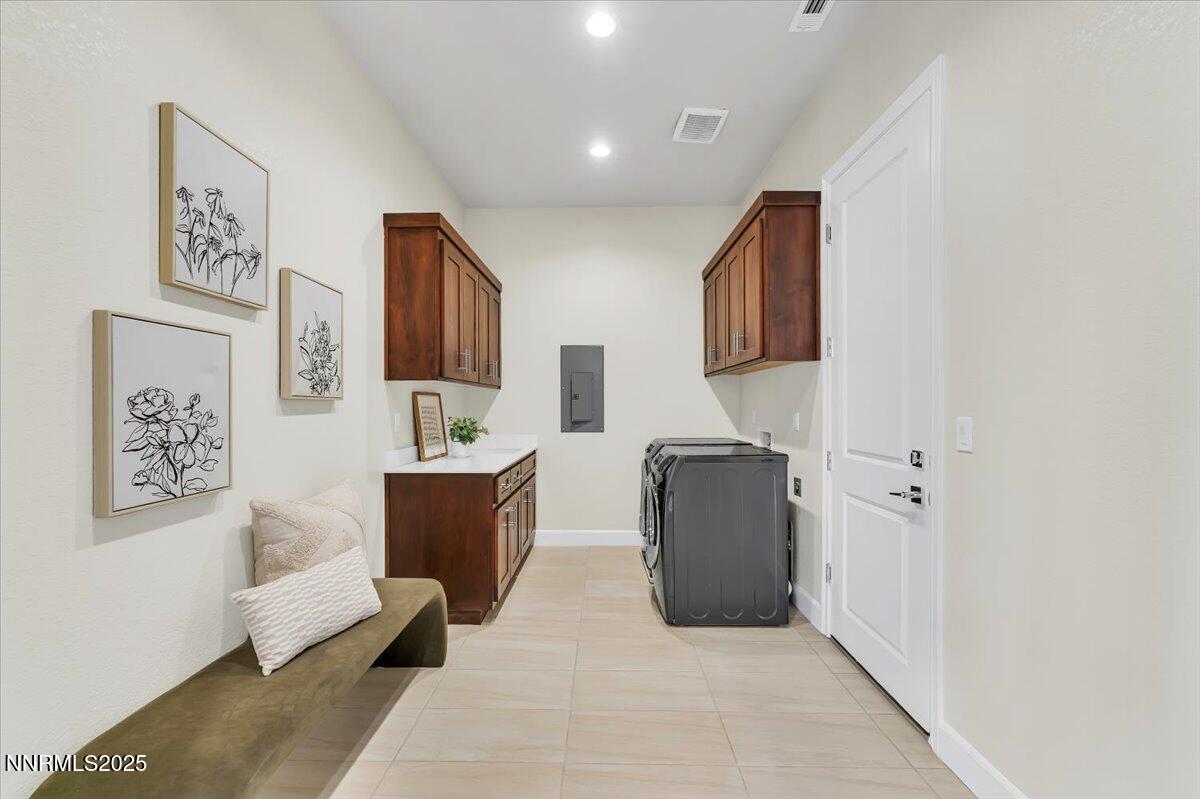 9040 Boomtown Garson Road Verdi, NV 89439 - Photo 27 of 35 a bathroom with a tub sink and mirror