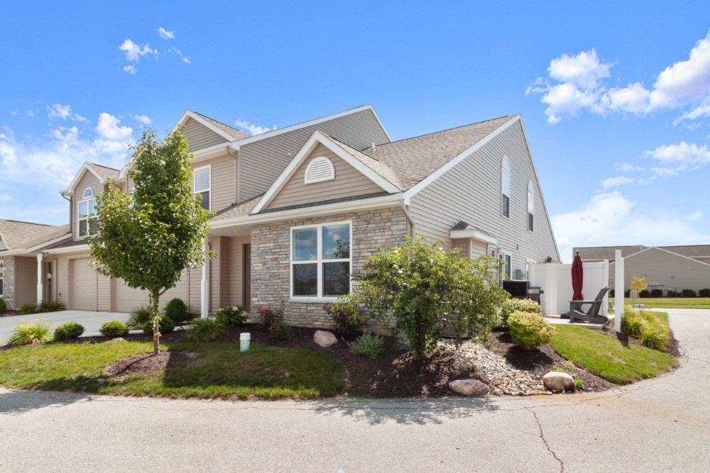 10027 Oak Trail Road Fort Wayne, IN 46825 - Photo 2 of 32