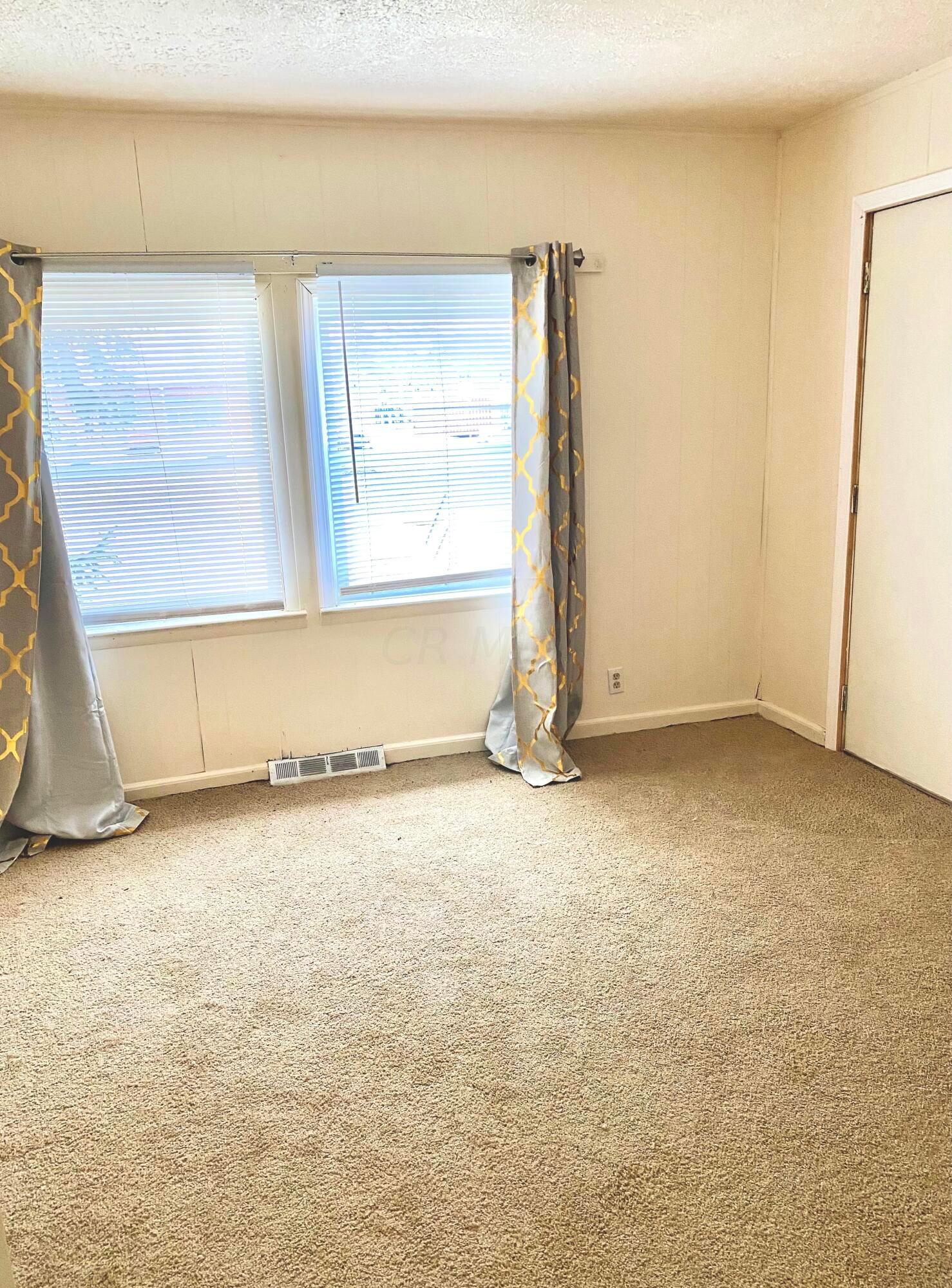 2157 Agler Road Columbus, OH 43211 - Photo 5 of 9 Den/Dinning