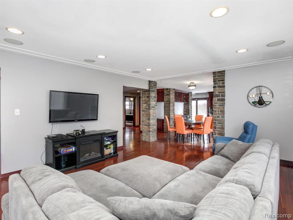 2541 Middlebelt Road West Bloomfield, MI 48324 - Photo 7 of 35