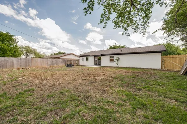 $305,000 | 1409 Southmoor Drive, Arlington, TX 76010