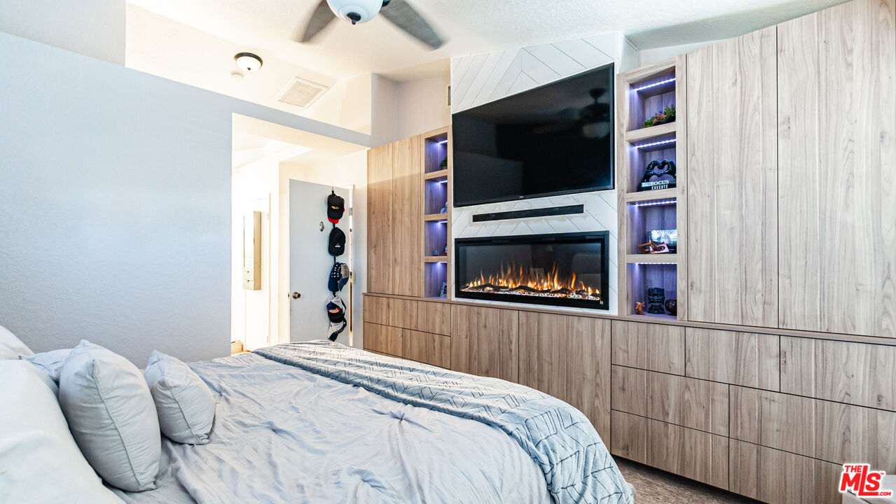 69817 Brookview Way Cathedral City, CA 92234 - Photo 19 of 38 a bedroom with a bed and a flat screen tv