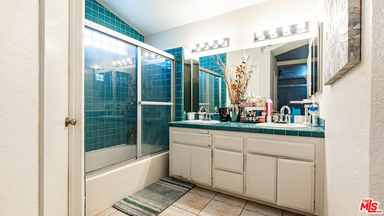 69817 Brookview Way Cathedral City, CA 92234 - Photo 20 of 38 a bathroom with a bathtub and a sink