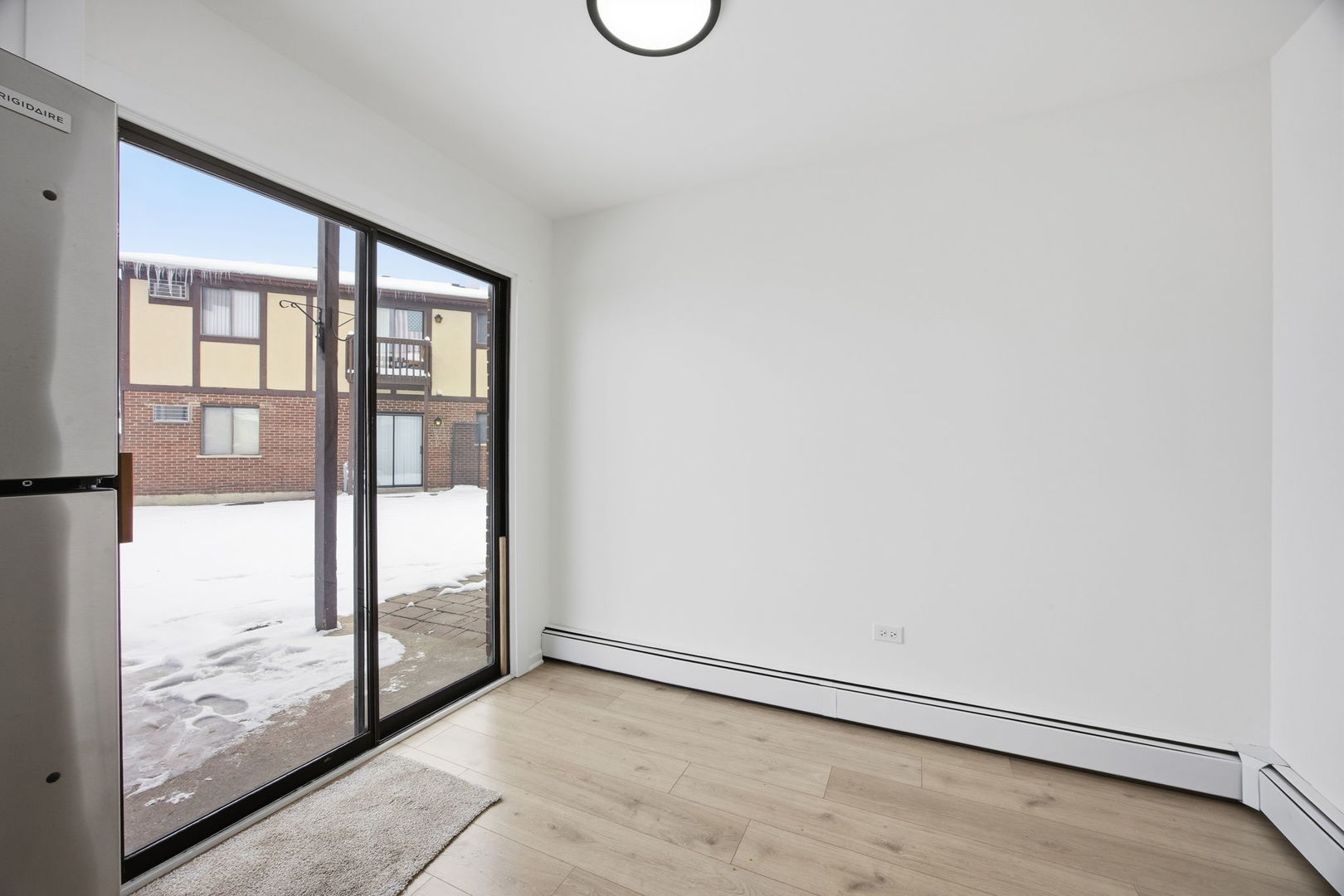 4654 West 131st Street, Unit 1S Alsip, IL 60803 - Photo 4 of 10 a view of an empty room