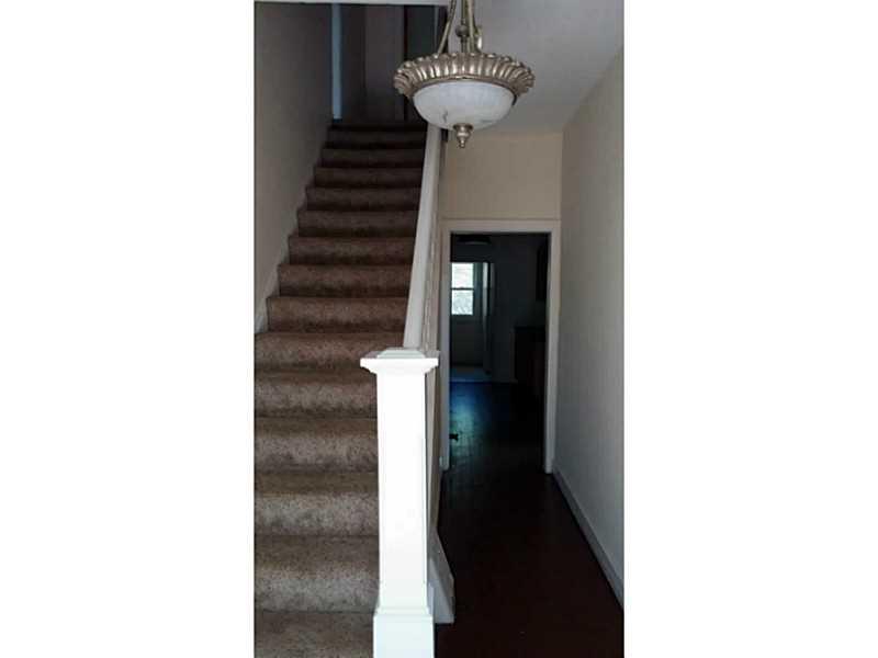 146 Riverview Street McKees Rocks, PA 15136 - Photo 3 of 7 Entry/Foyer.