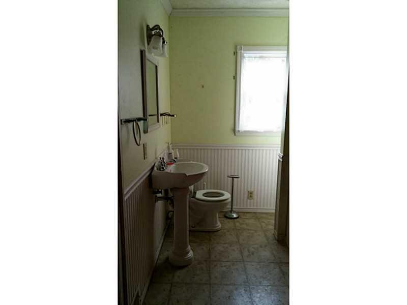 146 Riverview Street McKees Rocks, PA 15136 - Photo 5 of 7 Full Bath.