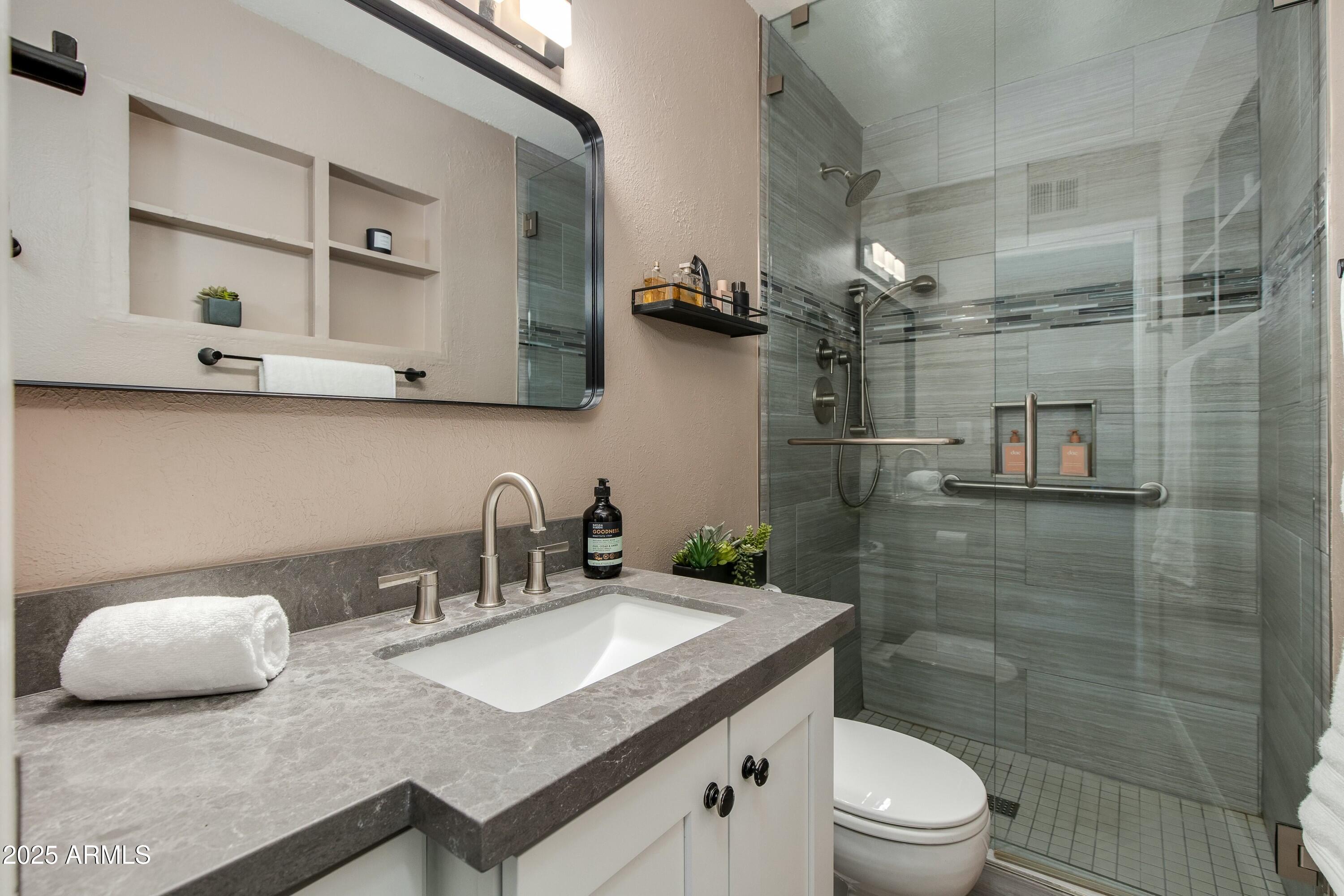 3350 West Charter Oak Road Phoenix, AZ 85029 - Photo 13 of 29 Primary en suite