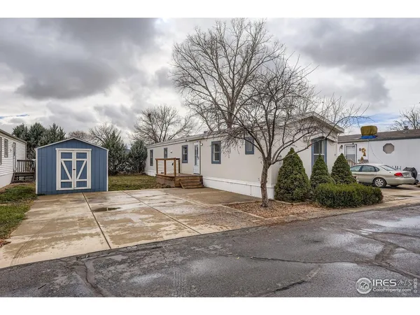 a view of a yard with cars on road