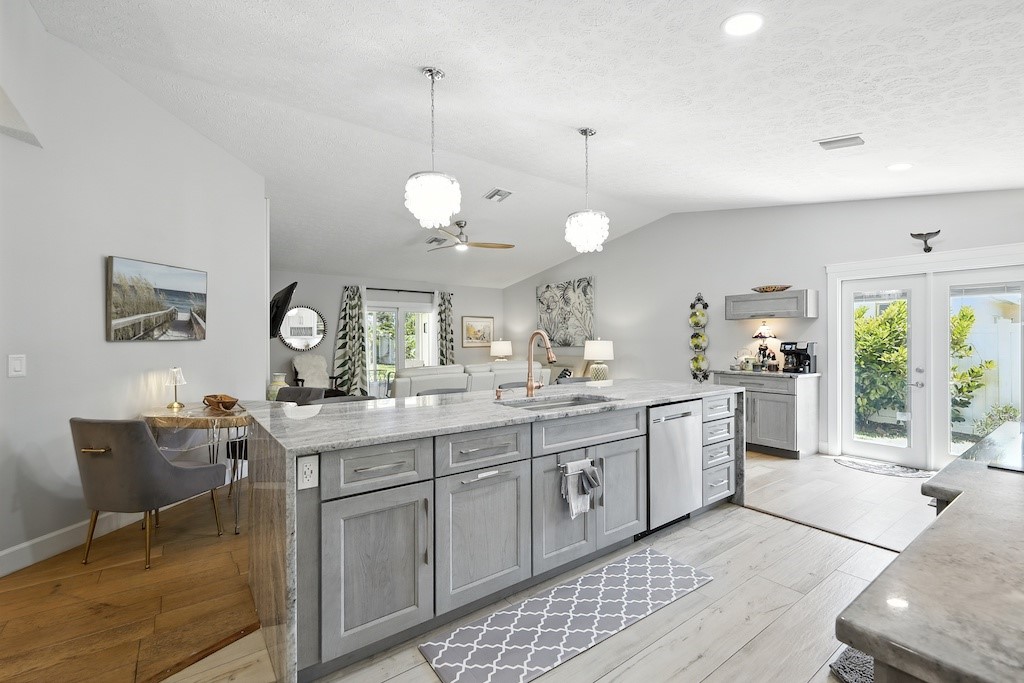 725 Acacia Road Vero Beach, FL 32963 - Photo 4 of 32