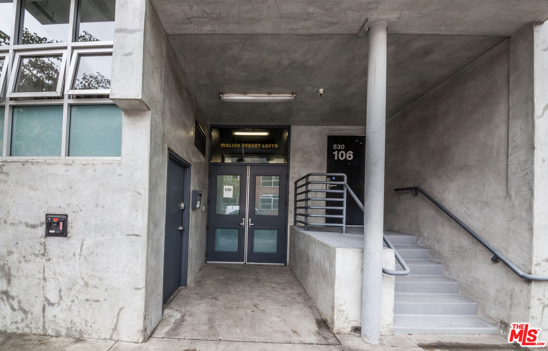 530 Molino Street, Unit 113 Los Angeles, CA 90013 - Photo 16 of 16 a view of a entryway of the house