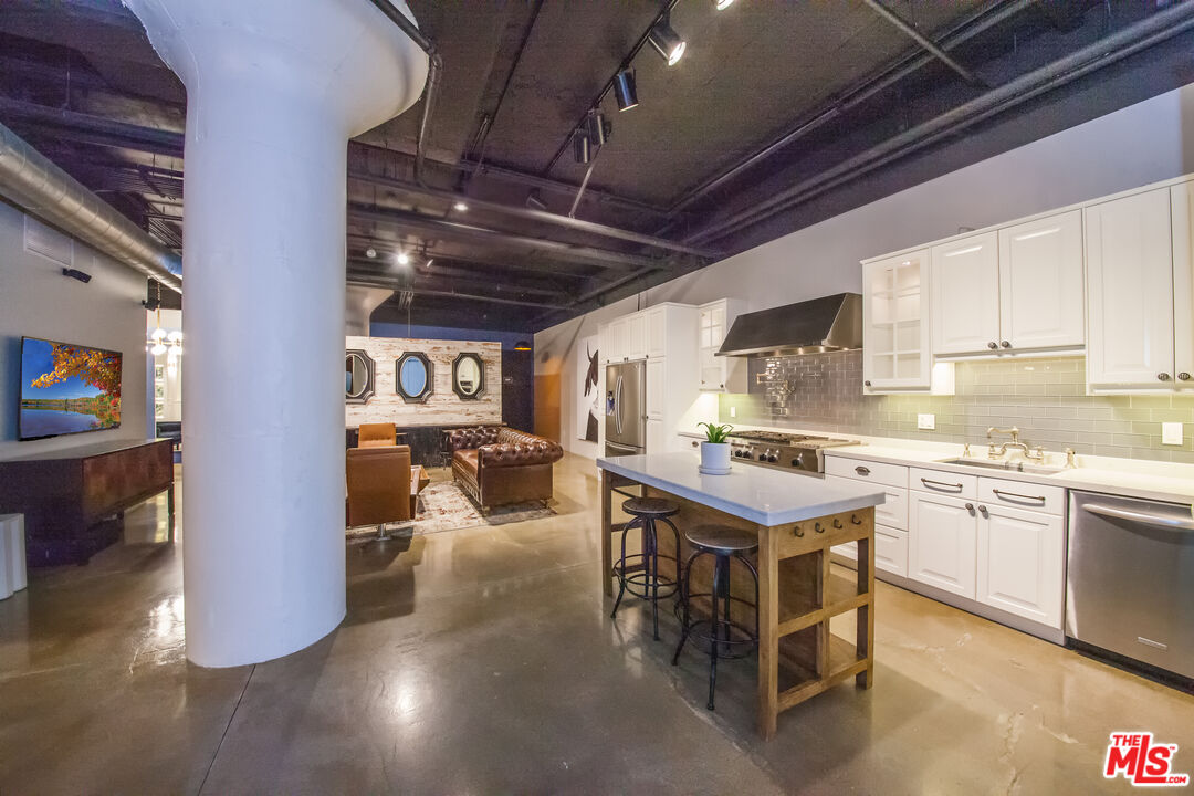 530 Molino Street, Unit 113 Los Angeles, CA 90013 - Photo 5 of 16 a kitchen with lots of counter top space