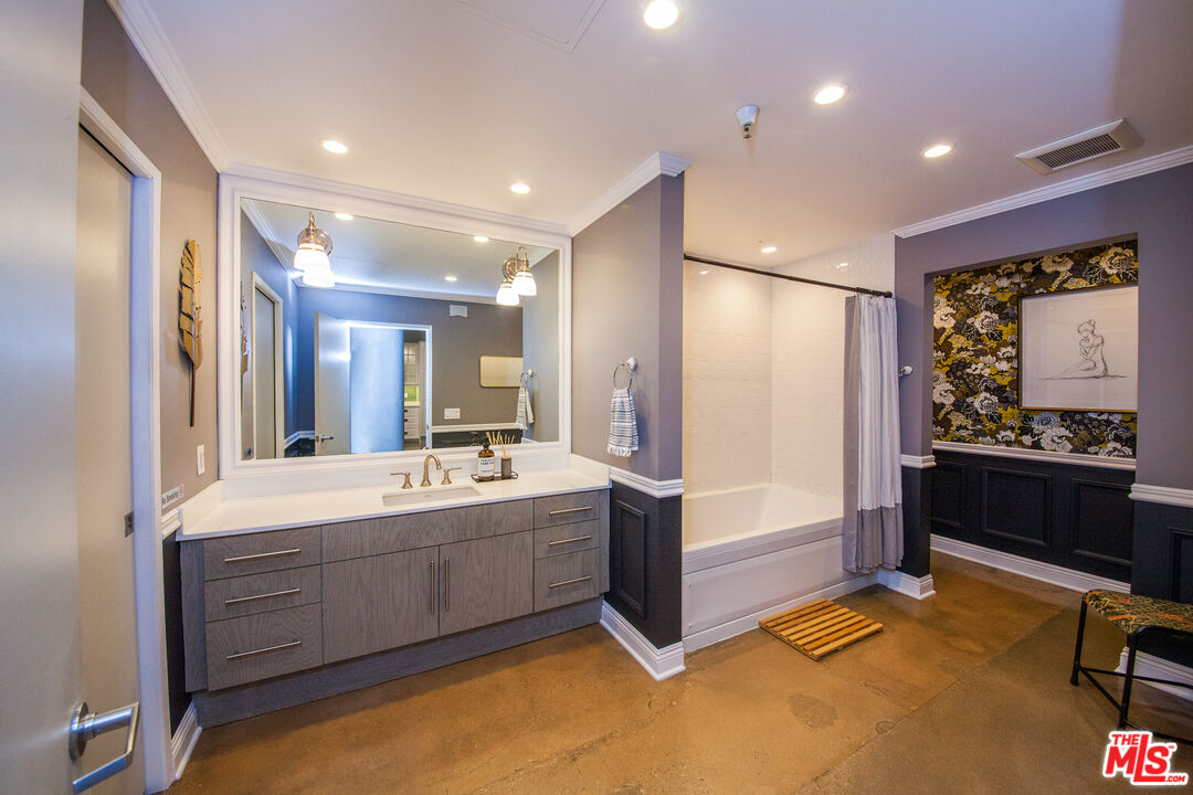 530 Molino Street, Unit 113 Los Angeles, CA 90013 - Photo 6 of 16 a bathroom with a tub sink and mirror